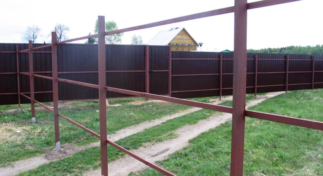 Какие металлические трубы для забора выбрать